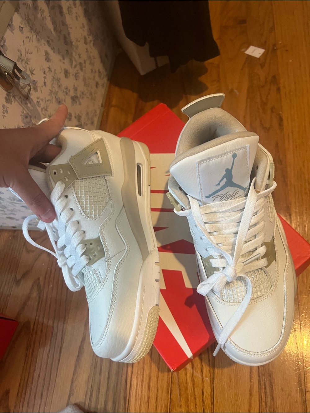 Jordan Retro 4 Kids Sneakers in White and Light Gray
